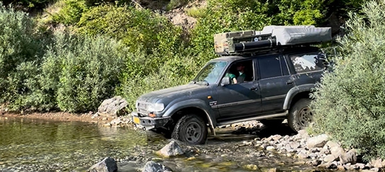 Toyota-Land-Cruiser-exterieur-zijkant-Ted-Bart-en-Annelouc-road-trip-rivier-555.jpg